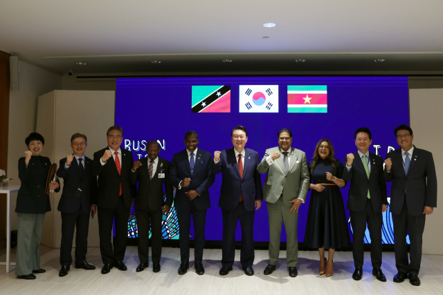 2030세계박람회 유치전 향방이 아프리카와 카리브해 국가, 태평양 도서국 지지에 걸려 있다는 분석이 나온다. 윤석열 대통령이 지난달 미국 방문 중 뉴욕에서 열린 한·카리콤(카르브공동체) 정상 만찬에 참석해 참석자들과 “부산 이즈 레디”를 외치고 있다. 연합뉴스