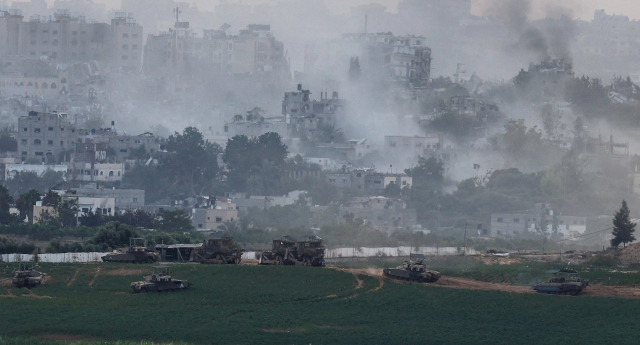 탱크 등 이스라엘군 기갑 부대가 29일(현지 시간) 팔레스타인 가자지구 앞에서 이동하고 있다. 이스라엘군은 이날 가자지구 북부 일부 지역을 장악하고 가자지구 터널에서 나온 하마스 대원들과 총격전을 벌이는 등 작전 강도를 높였다. 로이터연합뉴스