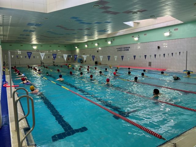 부산진구스포츠클럽에서 운영 중인 수영 프로그램. 부산진구스포츠클럽 제공