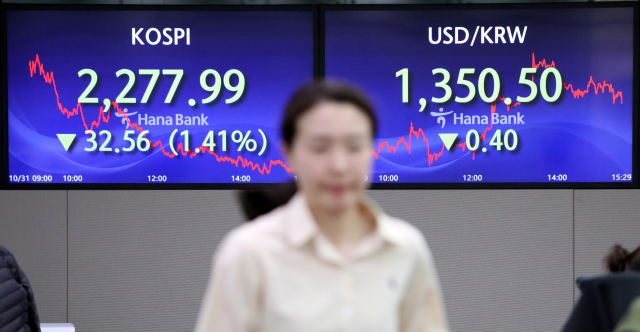10월의 마지막 날 증시가 큰 폭으로 하락하며 올해 상승분을 모두 반납했다. 특히 미국의 전기차업체 테슬라의 주가 하락 여파로 이차전지 관련주가 일제히 ‘급락’하는 사태가 발생했다. 사진은 31일 서울 중구 하나은행 딜링룸. 연합뉴스
