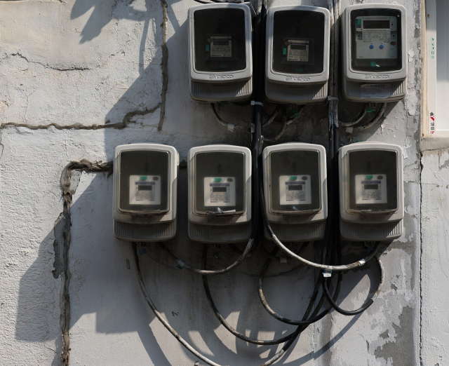 정부가 에너지 가격 급등에 특별 대책을 시행한 지난 겨울에 준하는 수준으로 다가오는 겨울에도 취약계층 난방비 지원을 계속하기로 했다. 사진은 서울시내 주택가 외벽에 부착된 전력량계. 연합뉴스