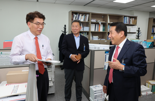 나동연 양산시장이 지난달 2일 국회를 찾아 ‘우주항공·방산용 실란트 소재 초격차 기술개발과 실증사업’ 등 지역 현안 사업을 건의하고 있다. 양산시 제공