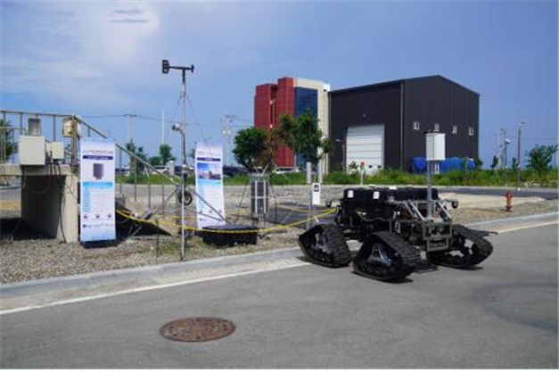남극 현장시험을 대비한 국내 실증 실험 수행 사진. 스마트 관측 시스템 유지보수를 위해 제작한 무인 이동 로봇으로, 남극 현장시험을 대비해 국내 실증 실험 수행 중이다. 사진의 무인 이동 로봇은 원격 조작으로 기상 관측소의 배터리를 충전하고 있다. 극지연구소 제공