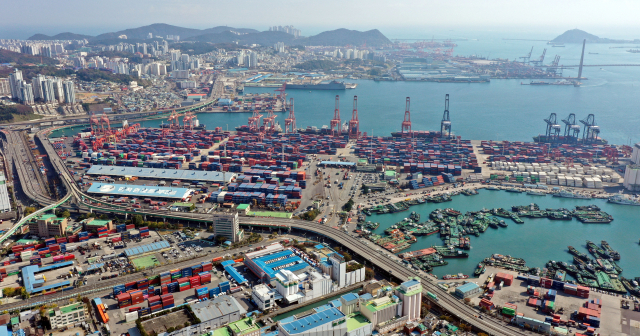 부산항 북항 자성대부두 일대. 정종회 기자 jjh@