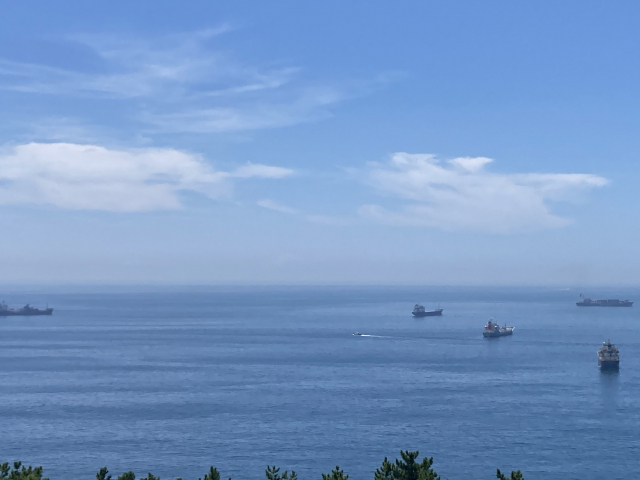 영도 전망대에서 보이는 대마도. 왼쪽 수평선의 육지가 대마도다.