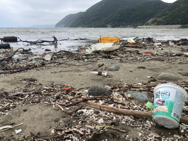 대마도 해안에 밀려든 한국 쓰레기.