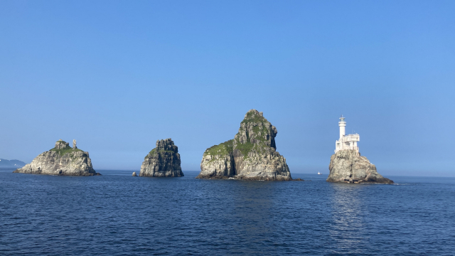 부산항을 막 벗어나면 왼쪽으로 보이는 오륙도. 부산항을 지키는 석상 같다.