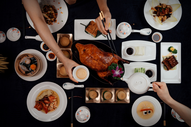 ‘시그니엘 부산’의 중식당 ‘차오란(Chaoran)’은 1920년대 홍콩의 분위기를 반영한 인테리어로 개장 3년 만에 부산은 물론 국내외 관광객의 입맛을 사로잡고 있다. 차오란 제공