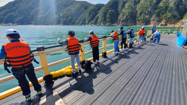 ‘바다가 보이는 어촌교실’ 운영 현장(부산 영도 동삼마을 줄낚시체험). 어촌어항공단 제공