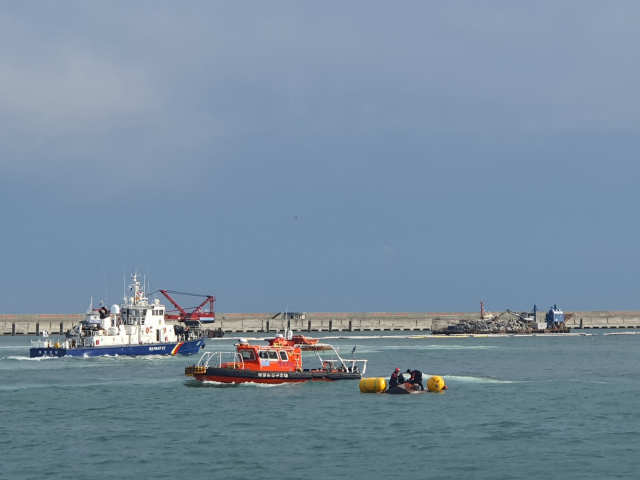 행정안전부와 해양수산부는 울산시, 울산 남구, 해양경찰청, 울산항만공사 등 17개 기관과 합동으로 6일 오후 2시 울산신항 용연부두에서 해양복합사고 대응 태세를 점검하는 ‘레디 코리아(READY Korea) 훈련’을 실시했다(사진은 전복선박 내부 선원 구조 훈련 모습). 해수부 제공
