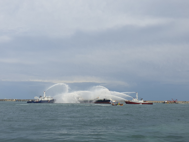 행정안전부와 해양수산부는 울산시, 울산 남구, 해양경찰청, 울산항만공사 등 17개 기관과 합동으로 6일 오후 2시 울산신항 용연부두에서 해양복합사고 대응 태세를 점검하는 ‘레디 코리아(READY Korea) 훈련’을 실시했다(사진은 급유선 화재진압 훈련). 해수부 제공