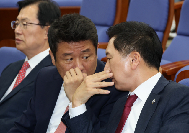 국민의힘 김기현(오른쪽) 대표와 유의동(가운데) 정책위의장이 6일 국회에서 열린 당 의원총회에서 대화하고 있다. 연합뉴스