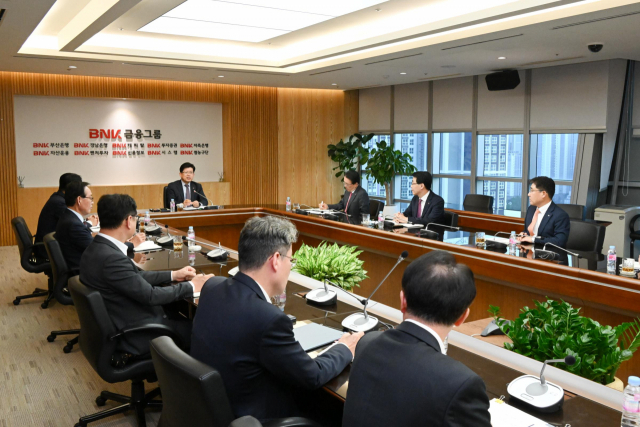 BNK금융지주는 지난 3일 빈대인 회장 주재로 ‘상생금융 확대 긴급회의’를 열었다. BNK금융지주 제공