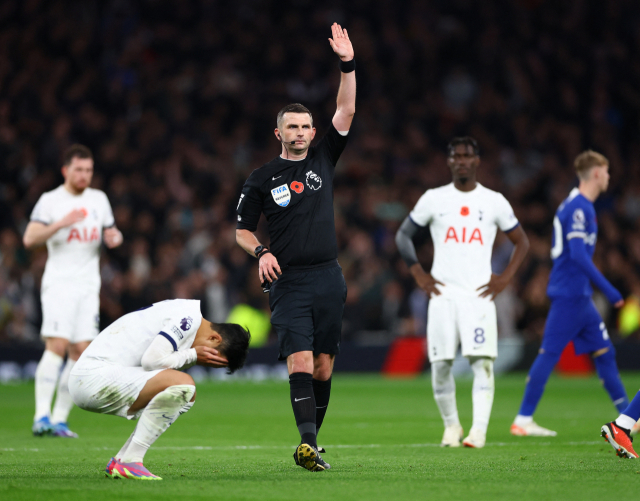 토트넘의 손흥민(왼쪽)이 7일(한국시간) 영국 런던의 토트넘 홋스퍼 스타디움에서 열린 2023-2024 잉글랜드 프로축구 프리미어리그(EPL) 첼시와의 홈경기에서 전반 13분 골을 넣었으나, 오프사이드로 인해 주심이 무효로 선언하자 아쉬워하고 있다. 로이터연합뉴스