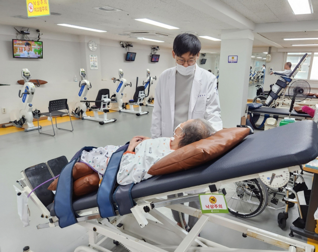 인창요양병원 재활의학과 남호성 과장이 뇌졸중 환자를 진료하고 있다. 인창요양병원 제공