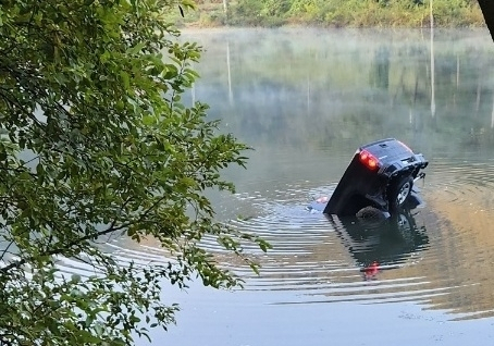 지난 23일 경북 경산 화곡저수지에 차량이 가라앉고 있다. 경산소방서 제공