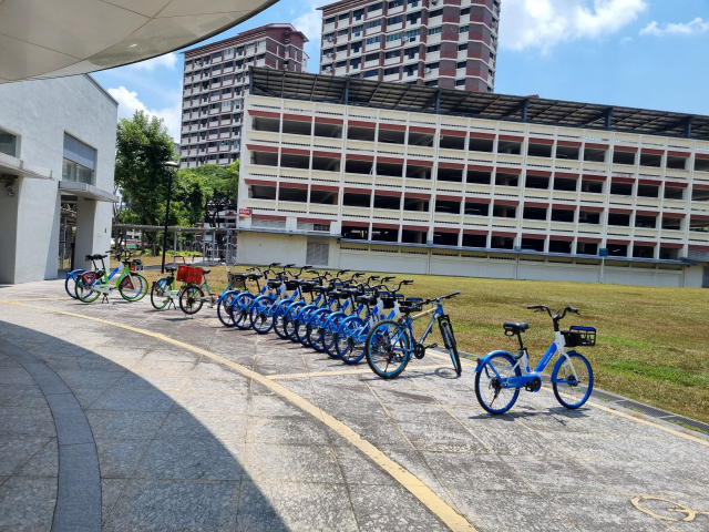 싱가포르 후강 MRT 역 입구 자전거 주차장에 공유자전거가 주차돼 있는 모습.