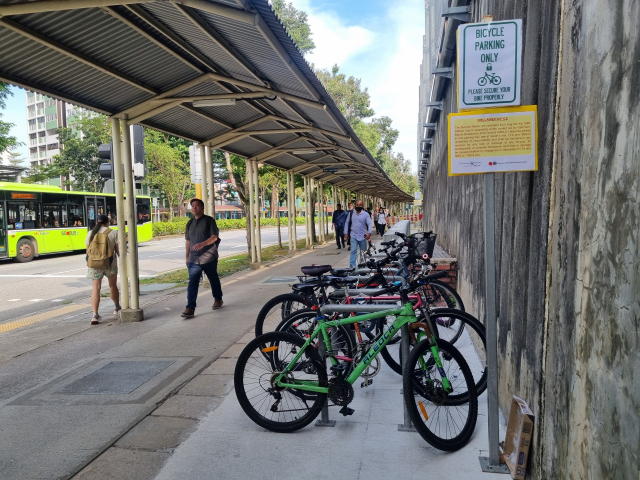 앙 모 키오 MRT 역에서 벗어나자마자 약 300여 m 구간에 마련된 자전거 주차장.