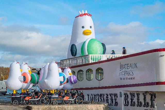 프랑스 파리 센강 유람선에 설치한 부산시 캐릭터 '부기' 인형. 높이 8ｍ인 '부기'는 머리에 'EXPO(엑스포)'라고 적힌 안경을 얹은 채 양팔로 프랑스 대표 과자 마카롱을 안고 있다.연합뉴스