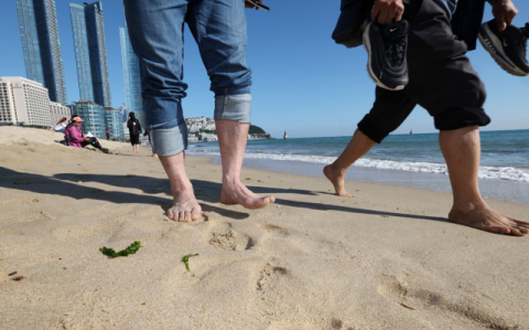 부산 맨발 걷기 성지 향해 ‘잰걸음’