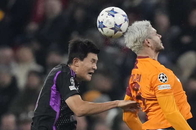 바이에른 뮌헨의 김민재(왼쪽)가 9일(한국시간) 독일 뮌헨의 알리안츠 아레나에서 열린 2023-2024 유럽축구연맹(UEFA) 챔피언스리그(UCL) 조별리그 4차전 갈라타라사이와의 홈경기에서 헤더로 상대 공격을 막아내고 있다. AP연합뉴스