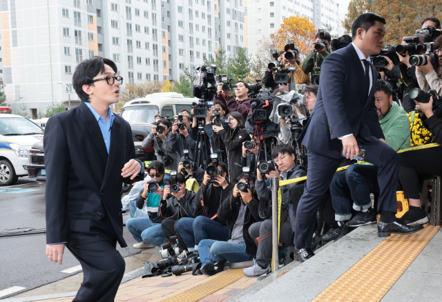 마약 투약 혐의를 받는 가수 지드래곤(권지용)이 지난 6일 피의자 신분으로 소환 조사받기 위해 인천경찰청 마약범죄수사계로 출석하고 있다. 연합뉴스