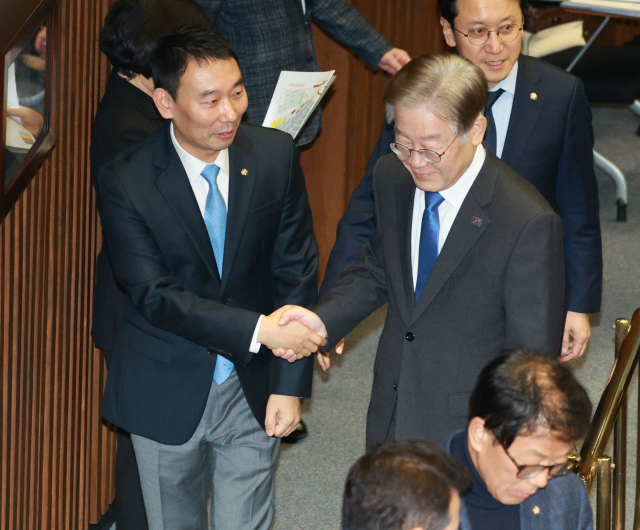 더불어민주당 이재명 대표가 9일 국회에서 열린 본회의에 입장하고 있다. 연합뉴스