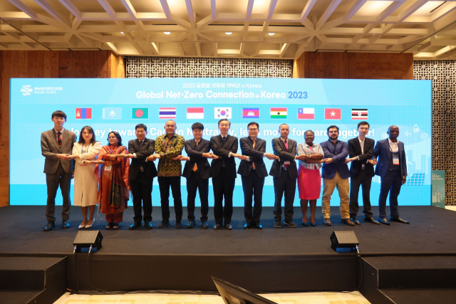 산업통상자원부와 코트라(KOTRA)는 지난 9일부터 10일까지 이틀간 파크하얏트 부산 호텔에서 10개국 정부 관계자가 참석한 가운데 '글로벌 넷제로(Net-Zero) 커넥션 인 코리아' 행사를 열었다. 산업부와 방글라데시 환경산림기후변화부가 글로벌 넷제로 협력선언과 함께 기념촬영을 하고 있다. 코트라 제공