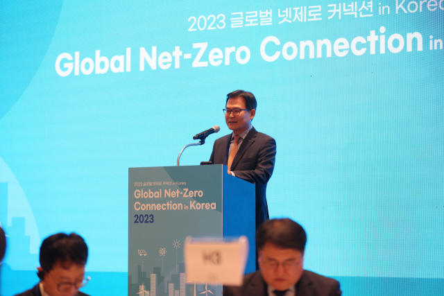 산업통상자원부와 코트라(KOTRA)는 지난 9일부터 10일까지 이틀간 파크하얏트 부산 호텔에서 10개국 정부 관계자가 참석한 가운데 '글로벌 넷제로(Net-Zero) 커넥션 인 코리아' 행사를 열었다. 정외영 코트라 본부장이 개회사를 하고 있다. 코트라 제공