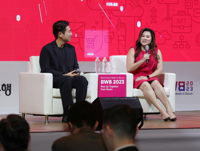 10일 시그니엘 부산에서 열린 ‘제3회 블록체인 위크 인 부산(BWB)’ 2일차 행사에서 캐롤라인 팜 CFTC 위원(오른쪽)이 ‘혁신을 위한 디지털자산 구제 제언’을 주제로 강병진 헤시드 오픈리서치 법무총괄과 대담하고 있다. 정대현 기자 jhyun@