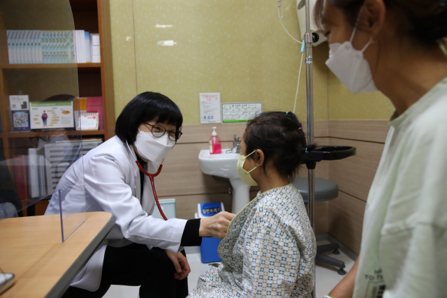 고신대복음병원 소아청소년과 이정현 교수가 소아 당뇨 환자를 진료하고 있다. 고신대복음병원 제공