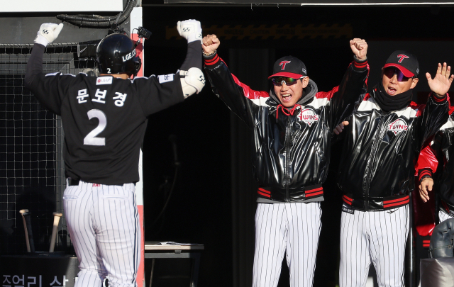 11일 경기도 수원 KT위즈파크에서 열린 2023 KBO 한국시리즈 4차전 LG 트윈스와 KT 위즈의 경기에서 LG가 KT를 15-4로 꺾고 승리했다. 6회 초 1사 주자 1루에서 LG 염경엽 감독이 투런 홈런을 치고 더그아웃으로 들어오는 문보경을 보며 기뻐하고 있다. 연합뉴스