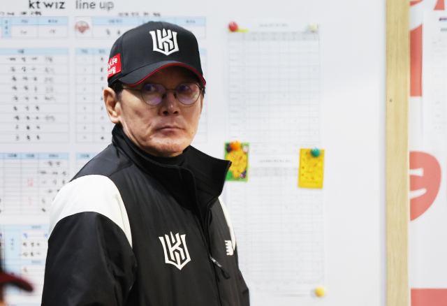 11일 경기도 수원 KT위즈파크에서 열린 2023 KBO 한국시리즈 4차전 LG 트윈스와 KT 위즈의 경기에서 KT 이강철 감독이 경기를 지켜보고 있다. 연합뉴스