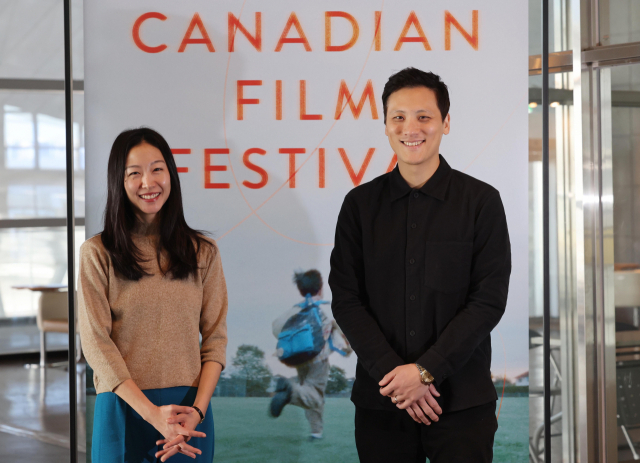 영화의전당에서 만난 ‘라이스보이 슬립스’ 안소니 심 감독(오른쪽)과 최승윤 배우(왼쪽). 이재찬 기자 chan@