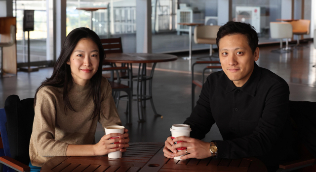 영화의전당에서 만난 ‘라이스보이 슬립스’ 안소니 심 감독(오른쪽)과 최승윤 배우(왼쪽). 이재찬 기자 chan@