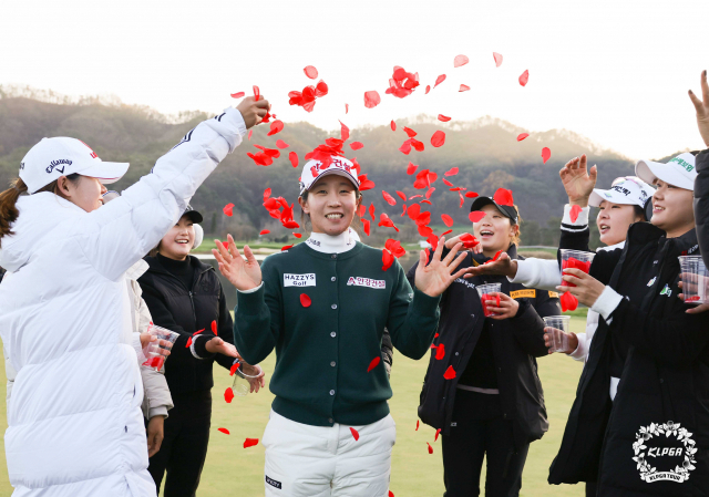 12일 강원도 춘천시 라이에벨 컨트리클럽(파72)에서 열린 KLPGA 투어 SK쉴더스·SK텔레콤 챔피언십에서 우승한 임진희(안강건설)가 동료들의 꽃잎 축하 세리머니를 받고 있다. KLPGA 제공