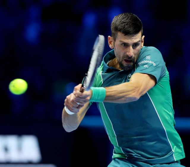 노바크 조코비치가 13일(한국시간) 이탈리아 토리노에서 열린 남자프로테니스(ATP) 투어 니토 ATP 파이널스 대회에서 세계 랭킹 10위 홀게르 루네를 세트 점수 2-1로 꺾었다. 조코비치는 이날 승리로 '2023년 연말 세계 1위'와 '400주 세계 랭킹 1위'를 달성하게 됐다. 신화·연합뉴스