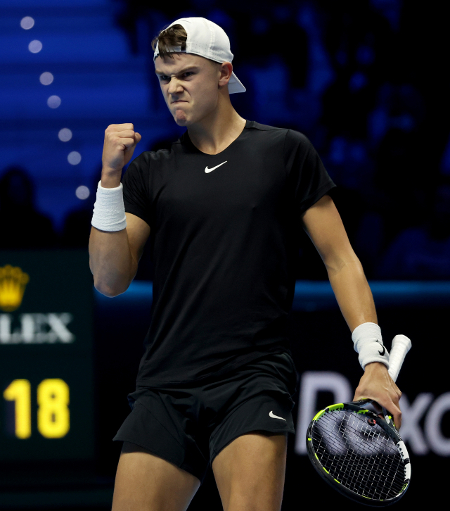 덴마크 테니스 선수 홀게르 루네가 13일(한국시간) 이탈리아 토리노에서 열린 남자프로테니스(ATP) 투어 니토 ATP 파이널스 대회에서 세계 랭킹 1위 노바크 조코비치와의 대결에서 세트 점수 1-2로 패했다. 신화연합뉴스