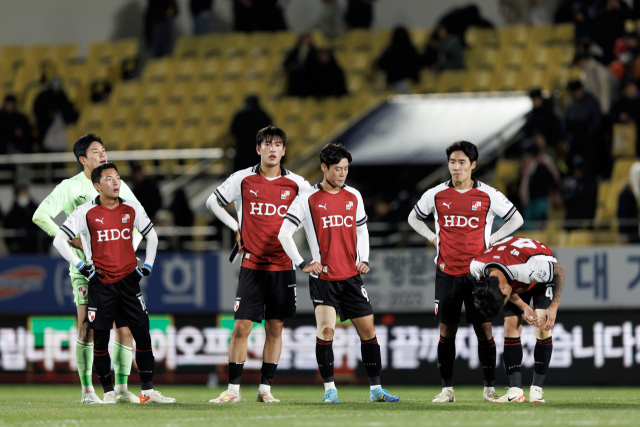 부산아이파크 선수들이 12일 전남 광양시 광양축구전용구장에서 열린 2023 프로축구 K리그2 전남 드래곤즈와의 원정 경기에서 0-3으로 진 뒤 아쉬운 표정을 짓고 있다. 한국프로축구연맹 제공