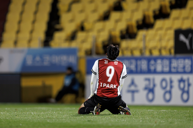 부산아이파크의 공격수 김찬이 12일 전남 광양시 광양축구전용구장에서 열린 2023 프로축구 K리그2 전남 드래곤즈와의 원정 경기에서 슈팅이 골대를 벗어나자 아쉬운 몸짓을 하고 있다. 한국프로축구연맹 제공