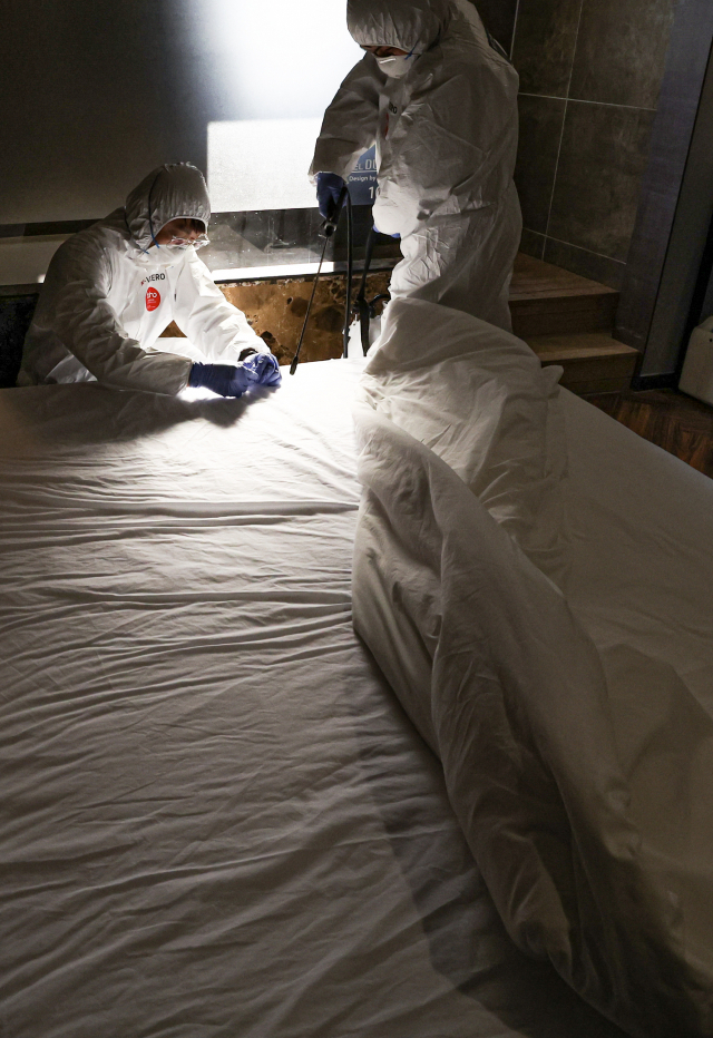 전국적으로 빈대 공포가 확산되는 가운데 13일 오후 부산 부산진구 한 숙박업소에서 부산진구 관계자와 방역업체가 빈대 발생에 대비한 특별점검과 방역을 하고 있다.