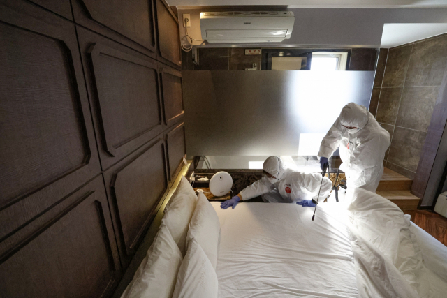 전국적으로 빈대 공포가 확산되는 가운데 13일 오후 부산 부산진구 한 숙박업소에서 부산진구 관계자와 방역업체가 빈대 발생에 대비한 특별점검과 방역을 하고 있다.