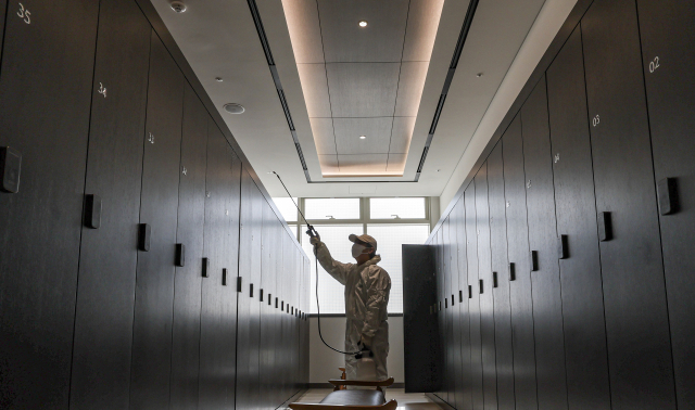 전국적으로 빈대 공포가 확산되는 가운데 13일 오후 부산 부산진구 국제식품 양정점 사우나에서 부산진구 관계자와 방역업체가 빈대 발생에 대비한 특별점검과 방역을 하고 있다.