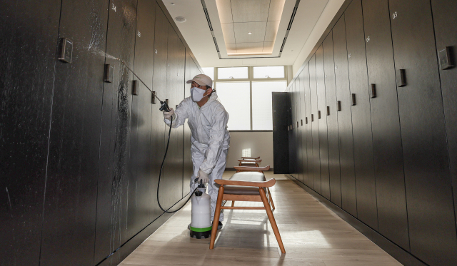 전국적으로 빈대 공포가 확산되는 가운데 13일 오후 부산 부산진구 국제식품 양정점 사우나에서 부산진구 관계자와 방역업체가 빈대 발생에 대비한 특별점검과 방역을 하고 있다.