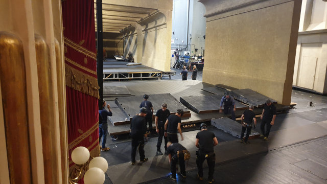 라 스칼라 극장 직원들이 무대 설치 작업을 하고 있다.