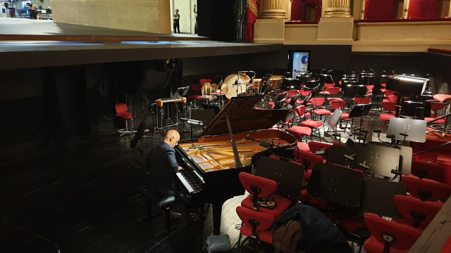 라 스칼라 극장 관계자가 피아노를 조율하고 있다.