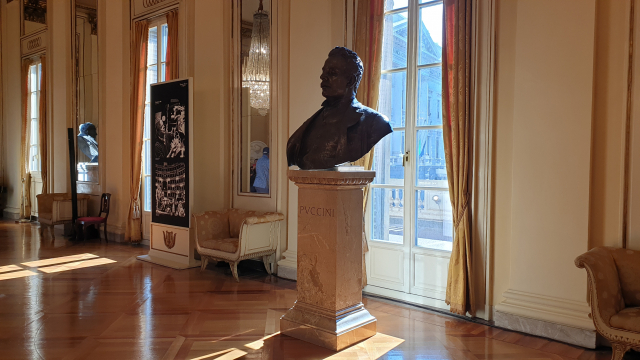 라 스칼라 극장 복도에 있는 푸치니 동상.