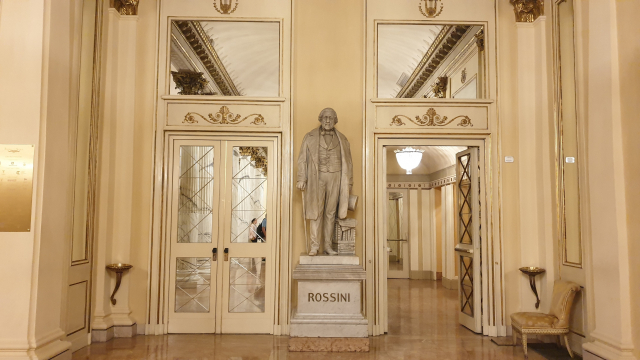 라 스칼라 극장 복도에 있는 로시니 동상.