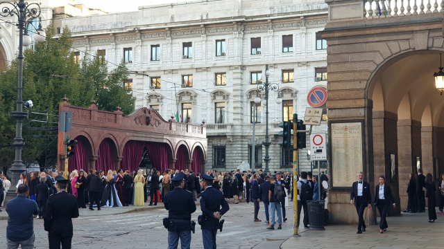 지난 9월 24일 이탈리아국립패션협회(CNMI)가 주최한 ‘지속 가능한 패션 어워드 2023’ 시상식에 참석한 패션 관계자들이 라 스칼라 극장 앞 광장에 모여 있다.