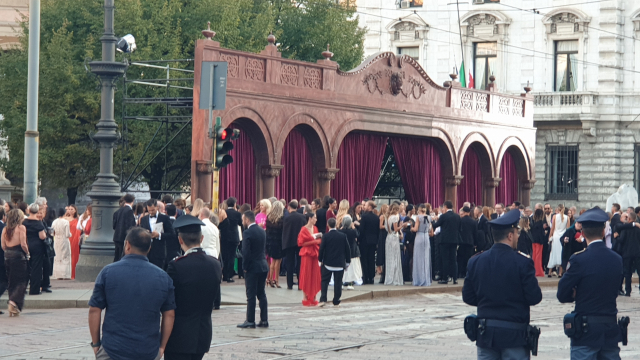 이탈리아국립패션협회(CNMI) ‘지속 가능한 패션 어워드 2023’ 시상식에 참석한 관계자들이 스칼라 극장 앞 광장에 모여 있다.